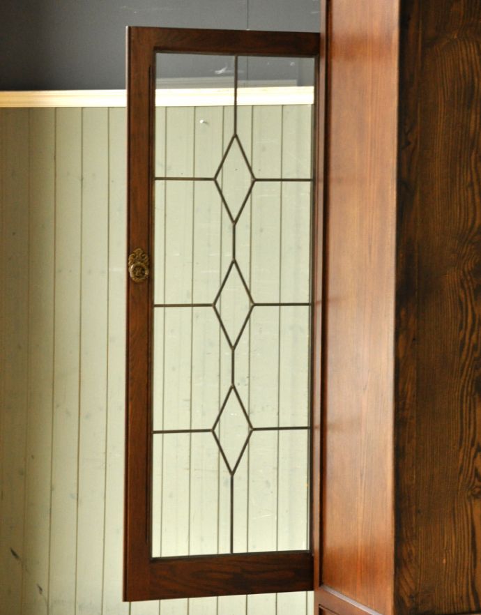 オールドチャーム　アンティーク風　ステンドグラス扉の木製アンティーク風家具、オールドチャームのブックケース（本棚）。このキャビネットの醍醐味は、このガラス戸！まるで本物のステンドグラスかのような優美な造りにうっとりしてしまいます。(y-126-f)