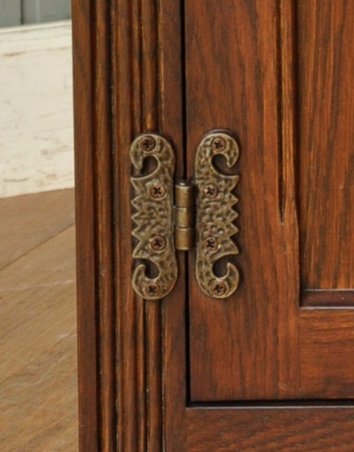 オールドチャーム　アンティーク風　ステンドグラス扉の木製アンティーク風家具、オールドチャームのブックケース（本棚）。ゴージャスな丁番のデザイン。(y-126-f)