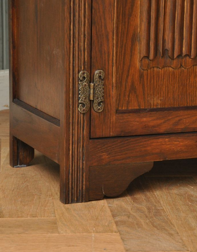 オールドチャーム　アンティーク風　ステンドグラス扉の木製アンティーク風家具、オールドチャームのブックケース（本棚）。脚付きのキャビネットです。(y-126-f)