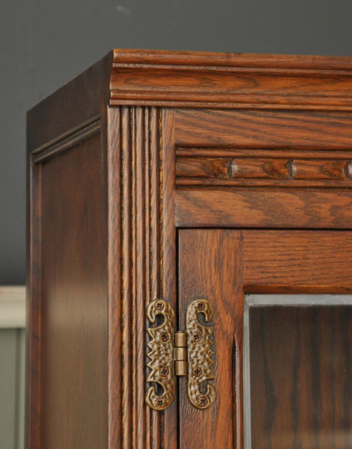 オールドチャーム　アンティーク風　ステンドグラス扉の木製アンティーク風家具、オールドチャームのブックケース（本棚）。英国スタイルを強調するエレガントな彫りのデザイン。(y-126-f)