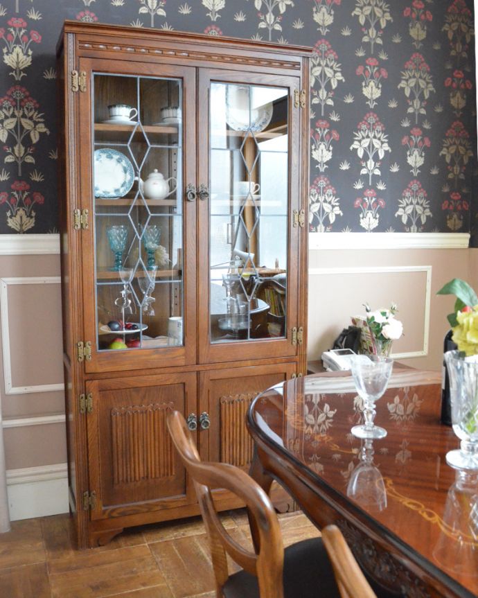 オールドチャーム　アンティーク風　ステンドグラス扉の木製アンティーク風家具、オールドチャームのブックケース（本棚）。。(y-126-f)