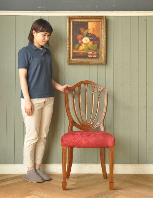 アンティーク風の椅子　アンティーク風　アンティーク風のサイドチェア。とっても上品な雰囲気でいろいろな場所でお使い頂けます。(y-127-c)