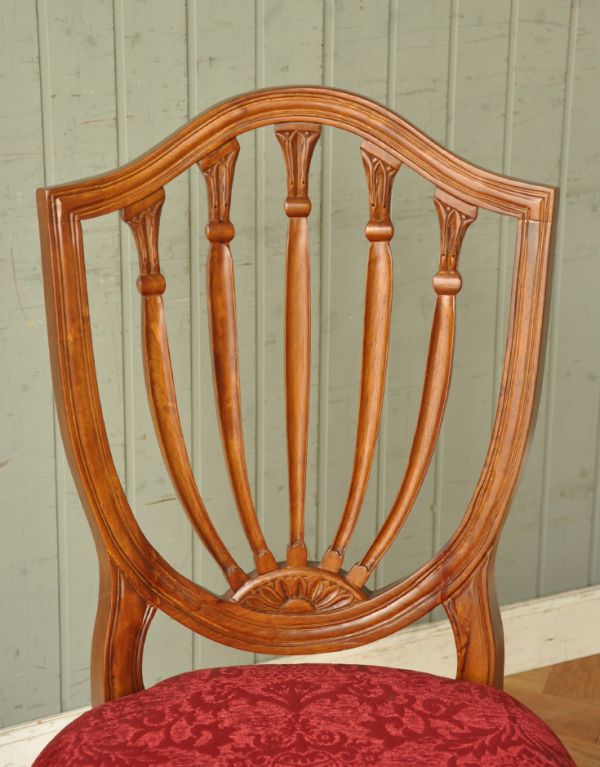 アンティーク風の椅子　アンティーク風　アンティーク風のサイドチェア。背もたれのデザインがとてもキレイ。(y-127-c)