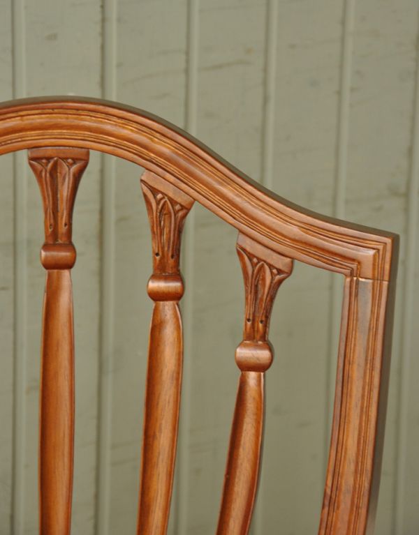 アンティーク風の椅子　アンティーク風　アンティーク風のサイドチェア。キレイな装飾がたっぷりです。(y-127-c)