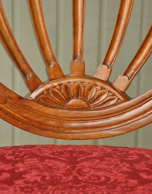 アンティーク風の椅子　アンティーク風　アンティーク風のサイドチェア。ポイントに可愛いお花の彫があります。(y-127-c)