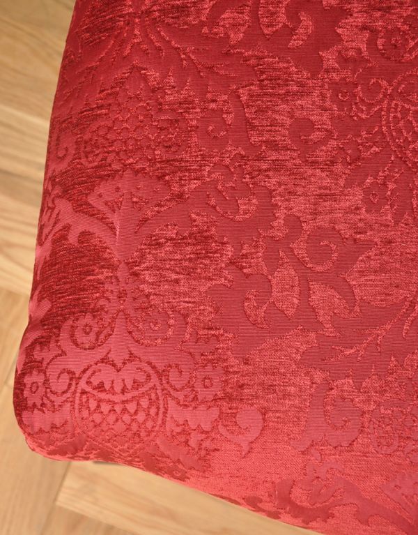 アンティーク風の椅子　アンティーク風　アンティーク風のサイドチェア。品のある模様が入った華やかな赤色です。(y-127-c)