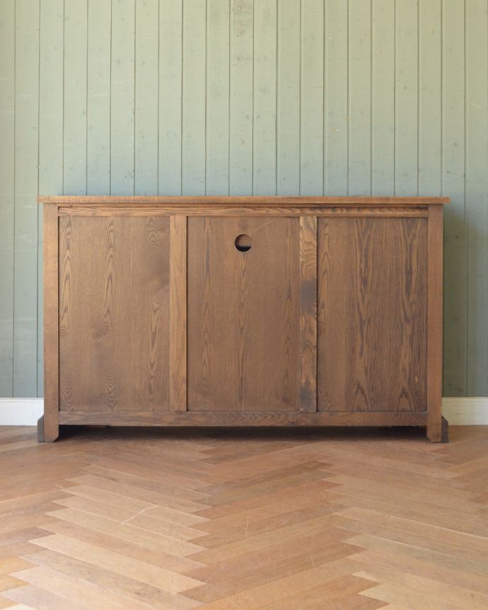 オールドチャーム　アンティーク風　英国スタイルにオススメのアンティーク風サイドボード、オールドチャームの家具。裏から見るとこんな感じです。(y-128-f)