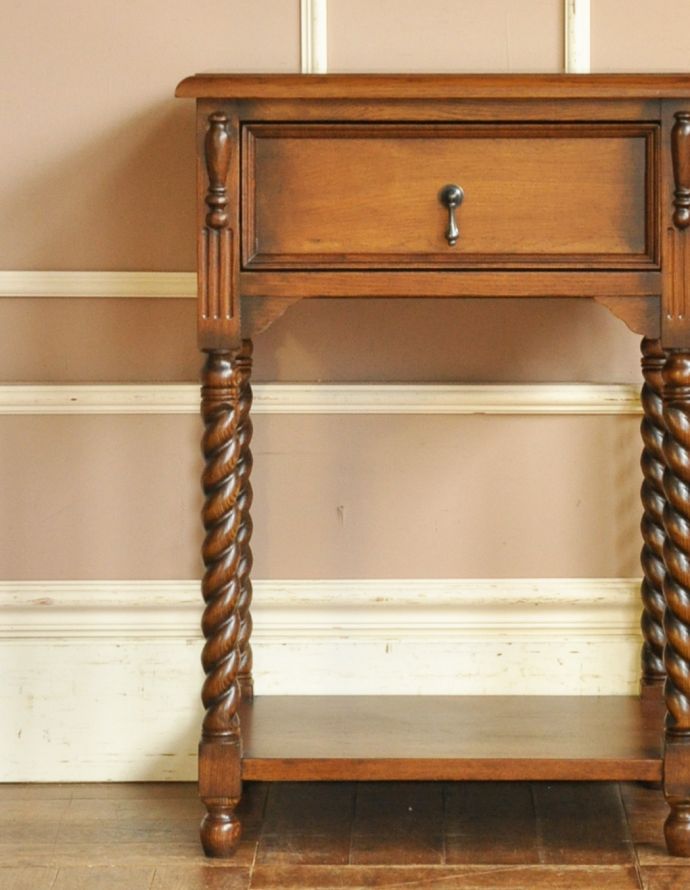 アンティーク風の家具　アンティーク風　アンティーク風のサイドテーブル。やっぱり目立っちゃう女性らしいツイスト脚ツイスト脚のテーブルはアンティークのデザインの定番中の定番。(y-134-f)