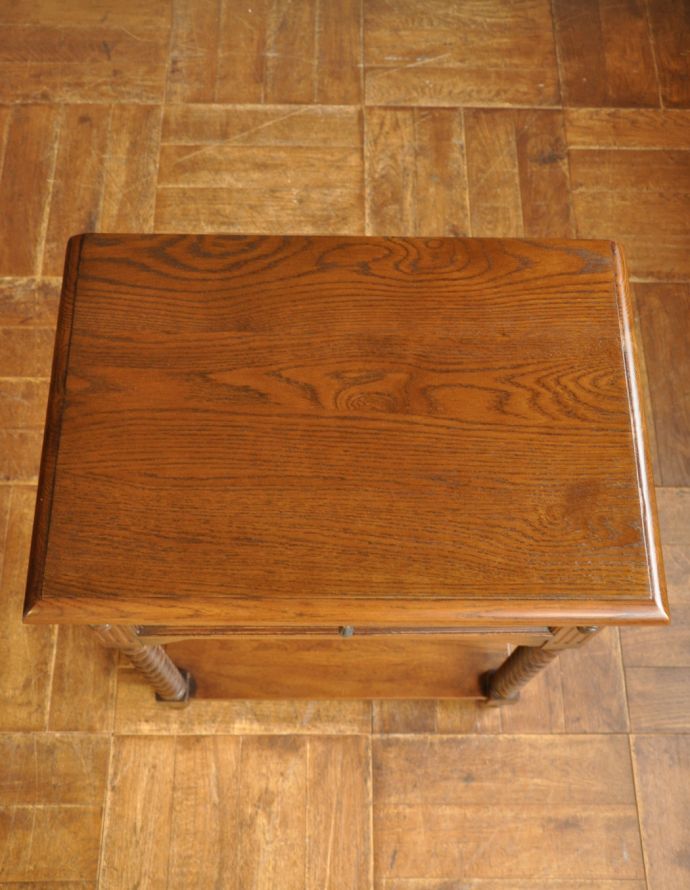 アンティーク風の家具　アンティーク風　アンティーク風のサイドテーブル。テーブル代わりに使える天板サイドテーブルとしても使える天板。(y-134-f)