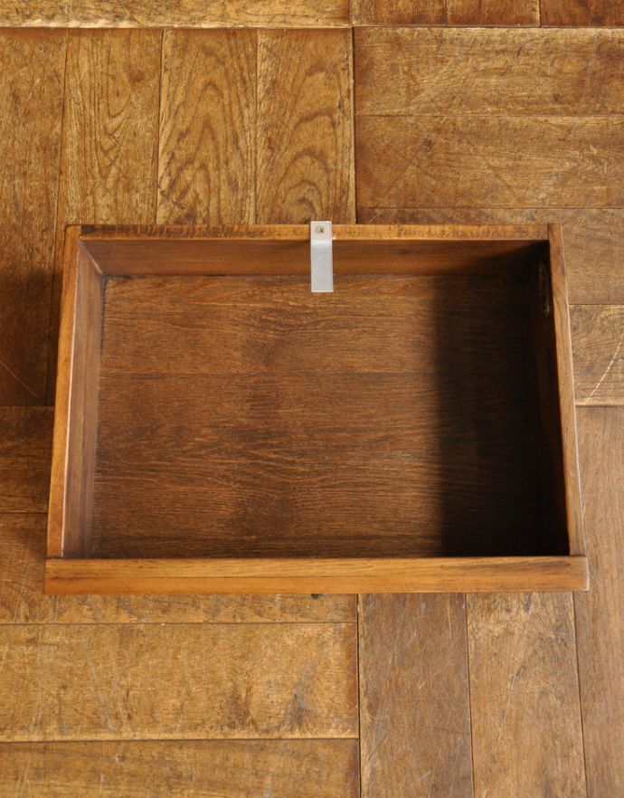 アンティーク風の家具　アンティーク風　アンティーク風のサイドテーブル。ちょっと便利な引き出し付き小さな引き出しに、細々したものを収納できるようになっています。(y-134-f)