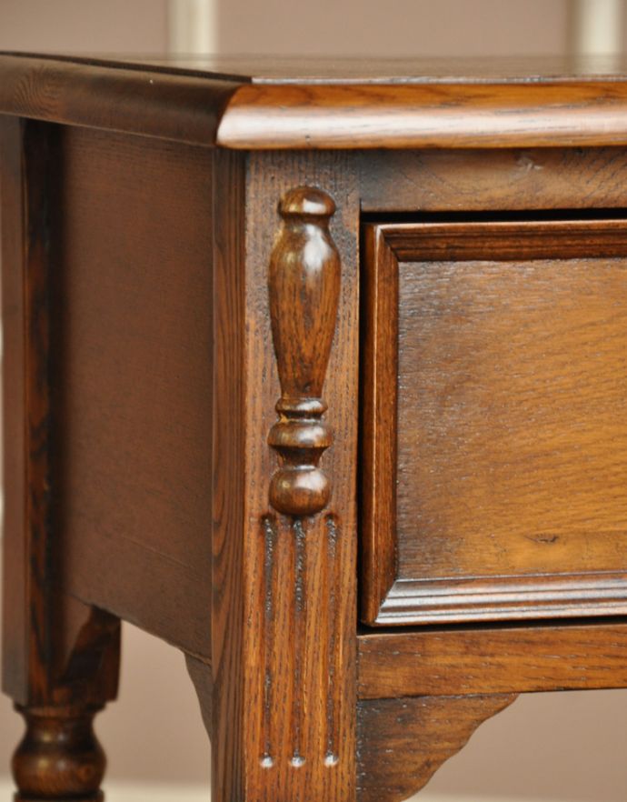 アンティーク風の家具　アンティーク風　アンティーク風のサイドテーブル。うっとりする美しさアンティークの家具に負けないくらい丁寧な彫りが施されています。(y-134-f)