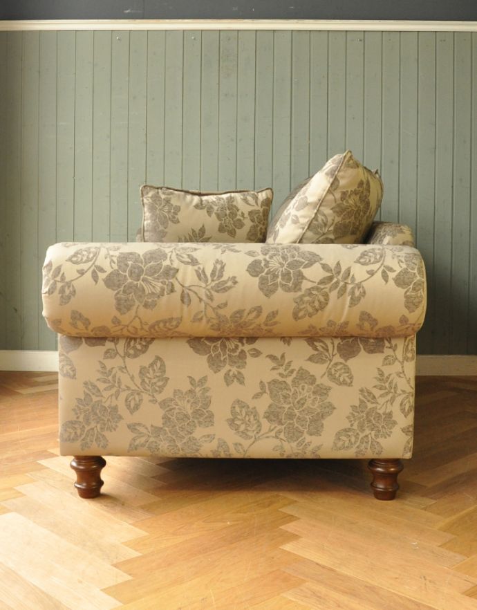 アンティーク風の椅子　インテリア雑貨　アンティーク調の家具、優雅な花柄の２.５人掛けソファ。横から見た感じ。(y-135-c)