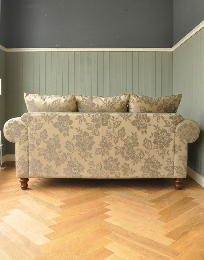 アンティーク風の椅子　インテリア雑貨　アンティーク調の家具、優雅な花柄の２.５人掛けソファ。流行を追わずに長く使えるデザイン。(y-135-c)