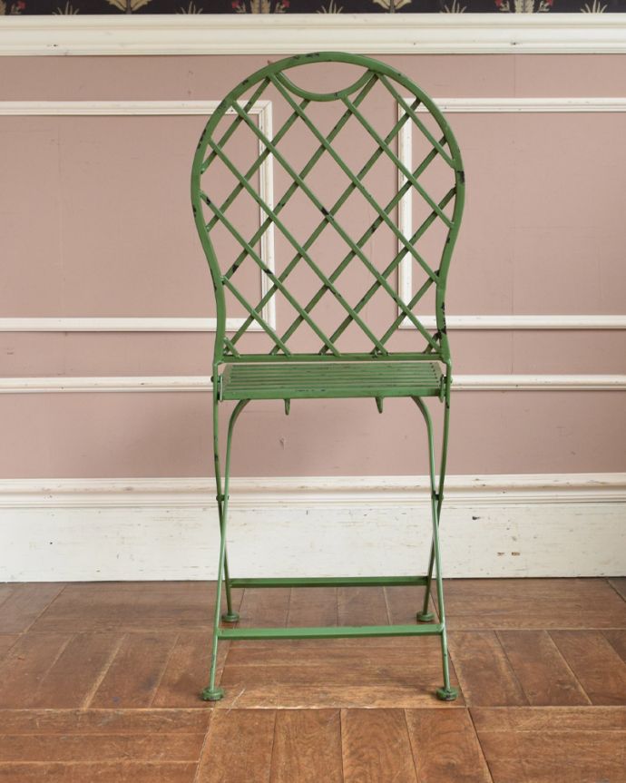 アンティーク風の椅子　アンティーク風　アンティーク風ペイント仕上げの折り畳み式アーチチェア（グリーン）。後ろ姿も可愛いいんです。(y-137-c)
