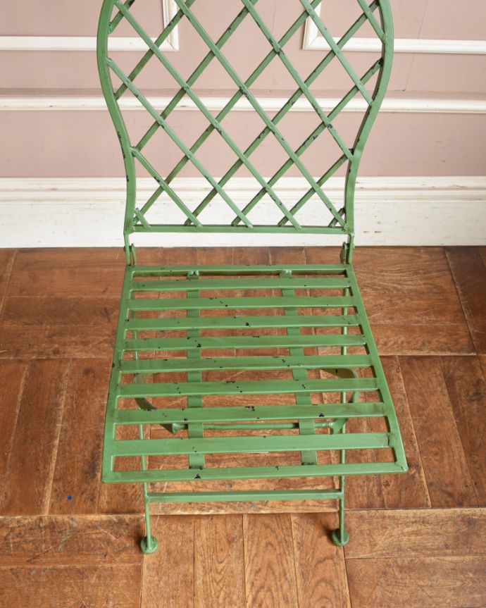 アンティーク風の椅子　アンティーク風　アンティーク風ペイント仕上げの折り畳み式アーチチェア（グリーン）。座面を見ると･･･屋外でも使えるように座面はこんな感じです。(y-137-c)