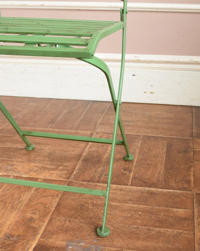 アンティーク風の椅子　アンティーク風　アンティーク風ペイント仕上げの折り畳み式アーチチェア（グリーン）。移動もラクラクHandleの家具は、脚の裏にフェルトキーパーをお付けしていますので、床を滑らせてれば移動が簡単です。(y-137-c)