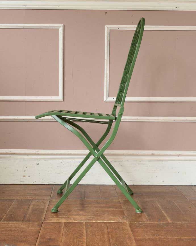 アンティーク風の椅子　アンティーク風　アンティーク風ペイント仕上げの折り畳み式アーチチェア（グリーン）。横から見ると･･･横から見るとこんな感じ。(y-137-c)