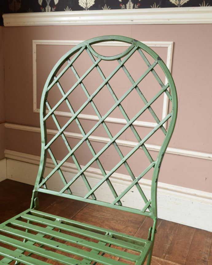 アンティーク風の椅子　アンティーク風　アンティーク風ペイント仕上げの折り畳み式アーチチェア（グリーン）。可愛い背もたれのデザインスッキリとしたダイヤ模様の背もたれ。(y-137-c)