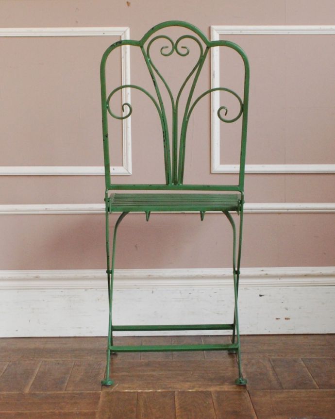 アンティーク風の椅子　アンティーク風　アンティーク風ペイント仕上げの折り畳み式レリーフチェア（グリーン）。後ろ姿も可愛いいんです。(y-138-c)