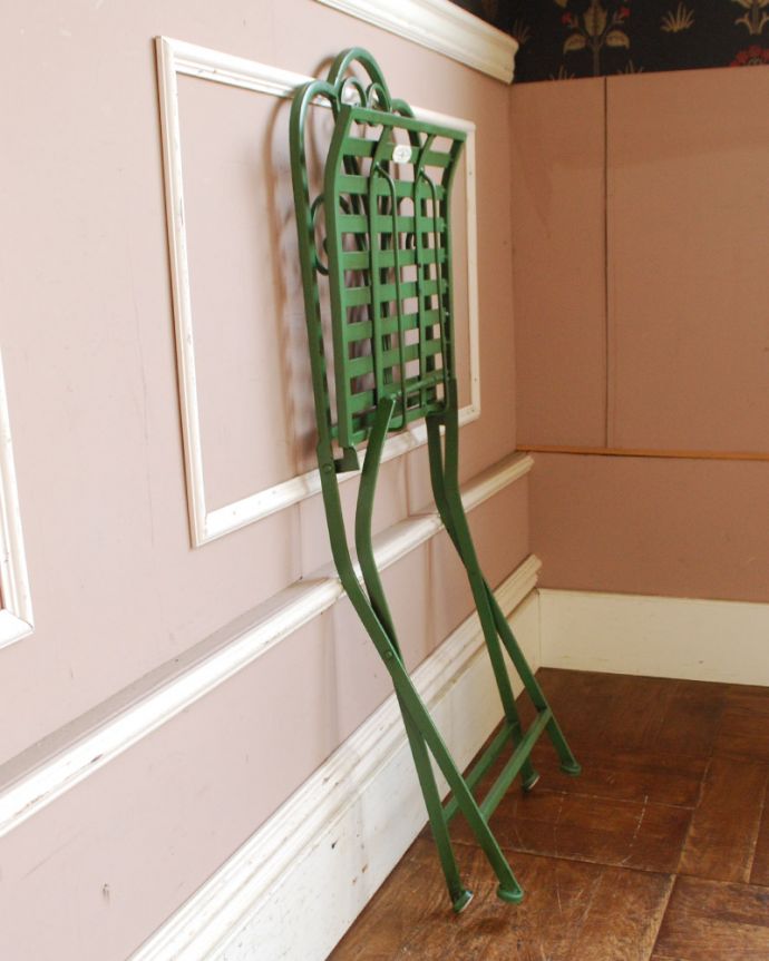 アンティーク風の椅子　アンティーク風　アンティーク風ペイント仕上げの折り畳み式レリーフチェア（グリーン）。畳めばこんなにコンパクト簡単に折り畳み出来て、使わない時はこんなにコンパクト。(y-138-c)