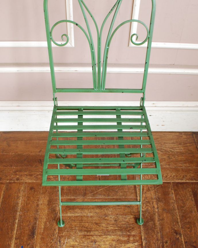 アンティーク風の椅子　アンティーク風　アンティーク風ペイント仕上げの折り畳み式レリーフチェア（グリーン）。座面を見ると･･･屋外でも使えるように座面はこんな感じです。(y-138-c)