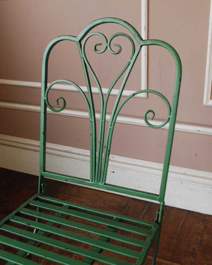 アンティーク風の椅子　アンティーク風　アンティーク風ペイント仕上げの折り畳み式レリーフチェア（グリーン）。可愛い背もたれのデザインアイアンを曲げてデザインされた背もたれが、とっても可愛いんです。(y-138-c)