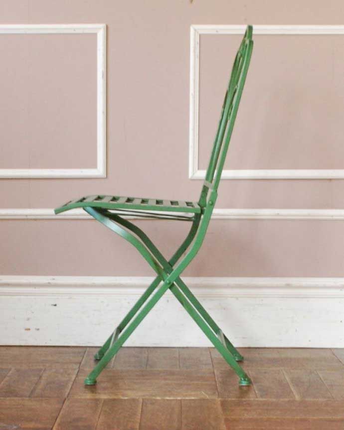 アンティーク風の椅子　アンティーク風　アンティーク風ペイント仕上げの折り畳み式レリーフチェア（グリーン）。横から見ると･･･横から見るとこんな感じ。(y-138-c)