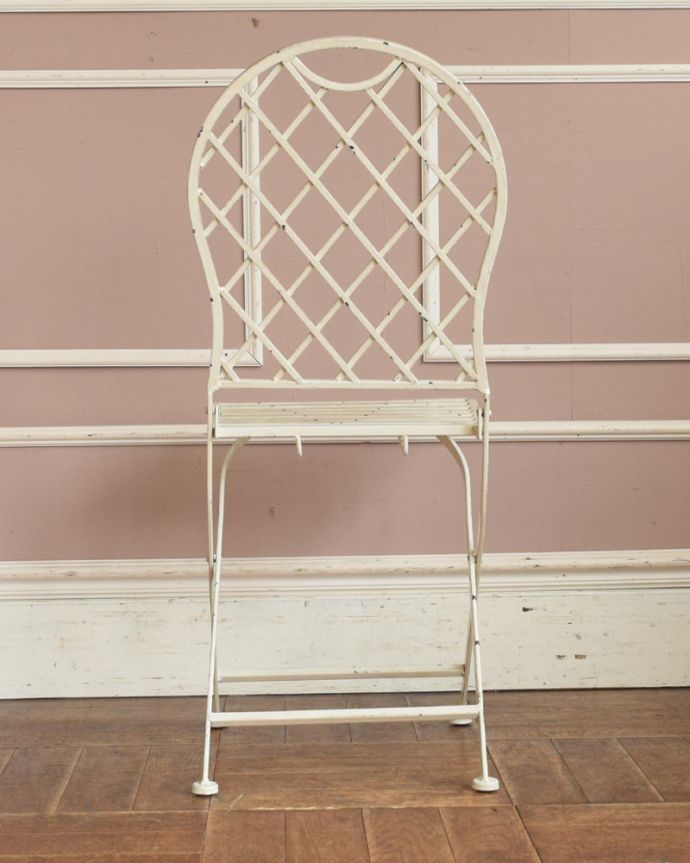 アンティーク風の椅子　アンティーク風　アンティーク風ペイント仕上げの折り畳み式アーチチェア（ホワイト）。後ろ姿も可愛いいんです。(y-139-c)