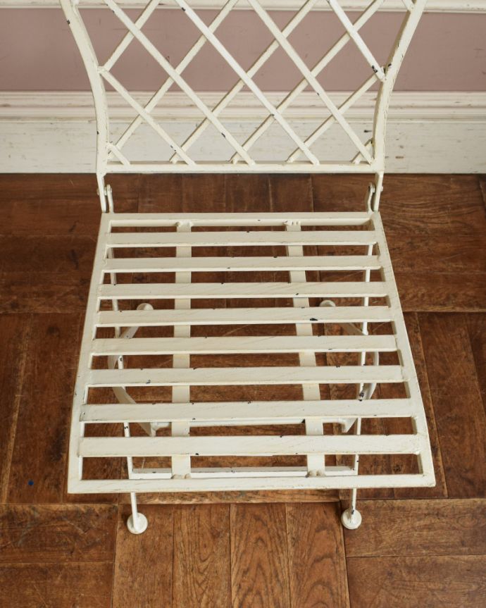 アンティーク風の椅子　アンティーク風　アンティーク風ペイント仕上げの折り畳み式アーチチェア（ホワイト）。座面を見ると･･･屋外でも使えるように座面はこんな感じです。(y-139-c)