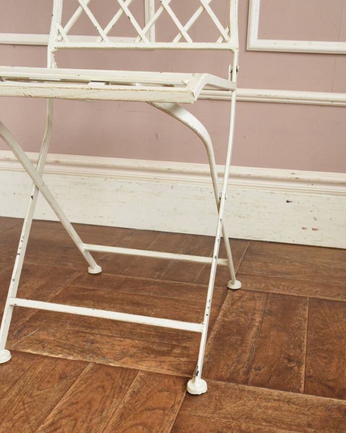 アンティーク風の椅子　アンティーク風　アンティーク風ペイント仕上げの折り畳み式アーチチェア（ホワイト）。足先は･･･金属製の足先なので、フェルトは付いていません。(y-139-c)