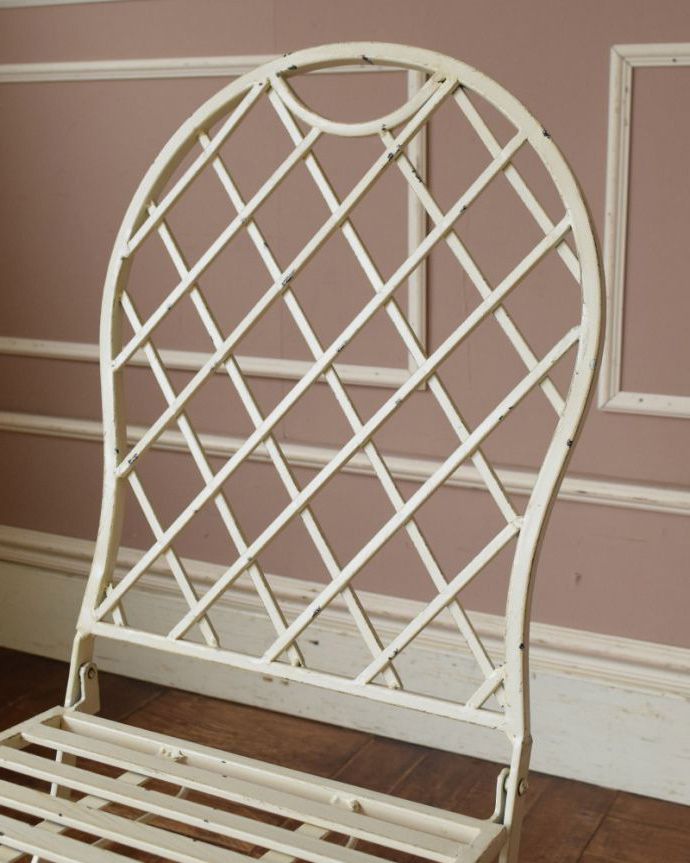 アンティーク風の椅子　アンティーク風　アンティーク風ペイント仕上げの折り畳み式アーチチェア（ホワイト）。可愛い背もたれのデザインスッキリとしたダイヤ模様の背もたれ。(y-139-c)
