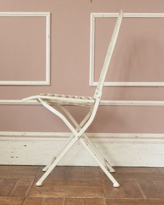 アンティーク風の椅子　アンティーク風　アンティーク風ペイント仕上げの折り畳み式アーチチェア（ホワイト）。横から見ると･･･横から見るとこんな感じ。(y-139-c)