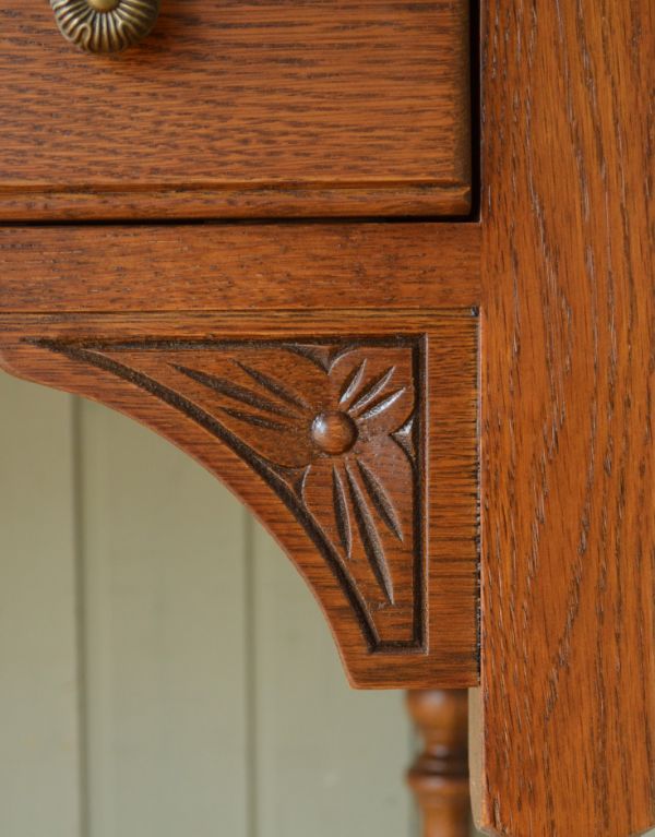デスク（学習机）　アンティーク風　大人っぽい英国スタイルのアンティーク風家具、オールドチャームの彫がキレイなデスク（机）。惚れ惚れしちゃう美しさ彫のデザインもいろいろです。(y-139-f)