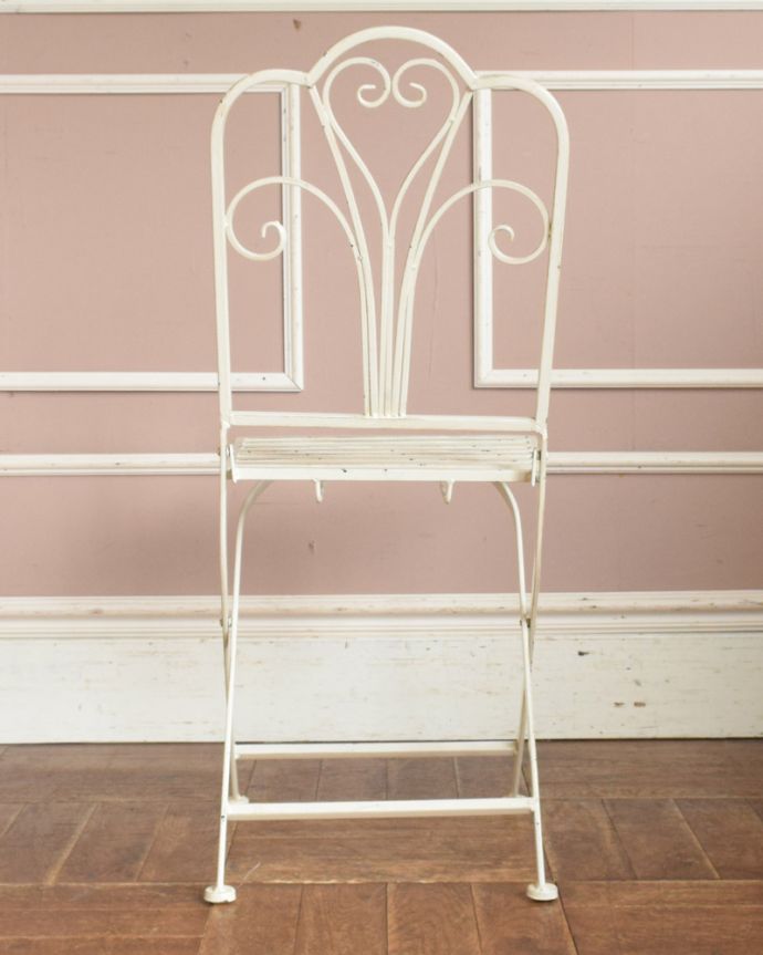 アンティーク風の椅子　アンティーク風　アンティーク風ペイント仕上げの折り畳み式レリーフチェア（ホワイト）。後ろ姿も可愛いいんです。(y-140-c)