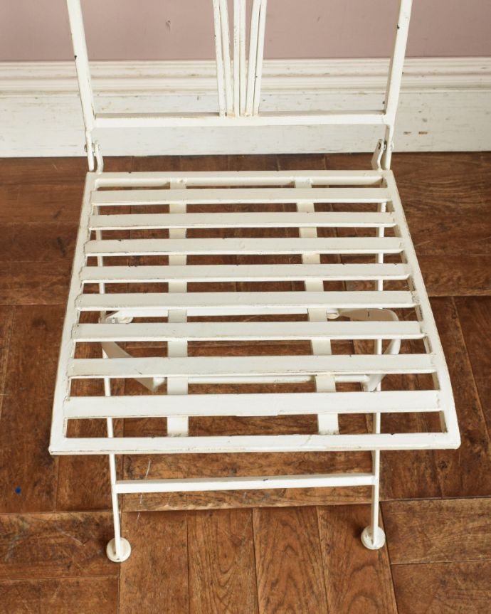 アンティーク風の椅子　アンティーク風　アンティーク風ペイント仕上げの折り畳み式レリーフチェア（ホワイト）。座面を見ると･･･屋外でも使えるように座面はこんな感じです。(y-140-c)