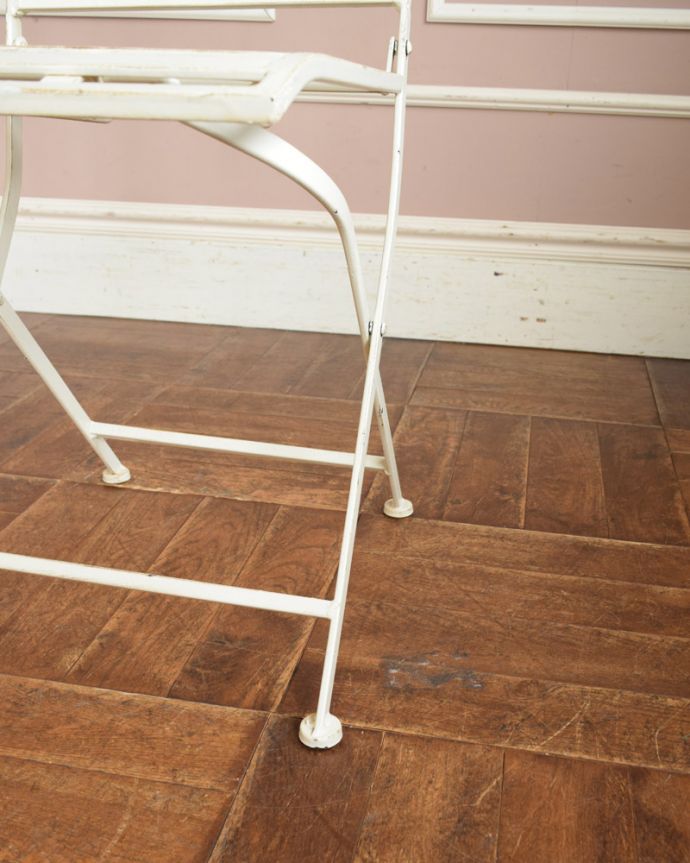 アンティーク風の椅子　アンティーク風　アンティーク風ペイント仕上げの折り畳み式レリーフチェア（ホワイト）。移動もラクラクHandleの家具は、脚の裏にフェルトキーパーをお付けしていますので、床を滑らせてれば移動が簡単です。(y-140-c)