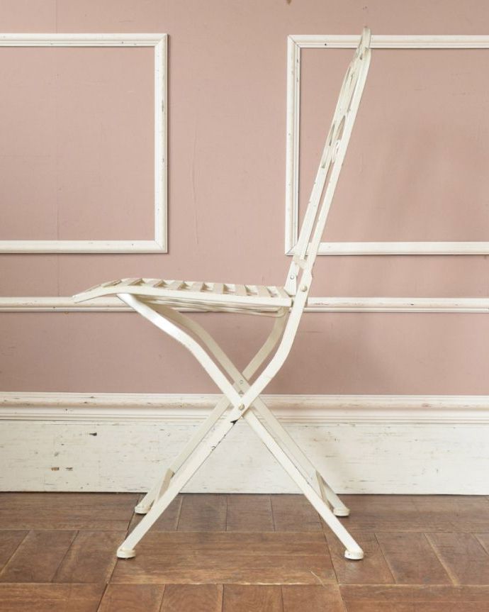 アンティーク風の椅子　アンティーク風　アンティーク風ペイント仕上げの折り畳み式レリーフチェア（ホワイト）。横から見ると･･･横から見るとこんな感じ。(y-140-c)