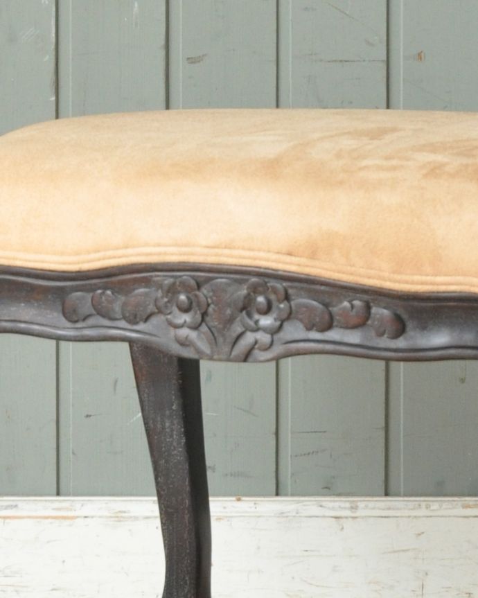アンティーク風の椅子　アンティーク風　優雅な曲線とお花の彫りがエレガント、アンティーク風のスツール（ベンチ）。四方面にお花の彫が施されています。(y-141-c)
