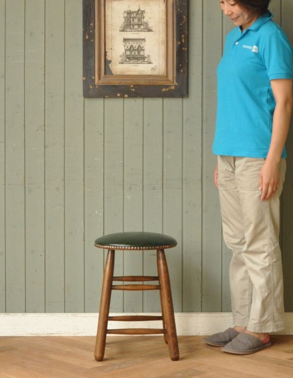 アンティーク風の椅子　アンティーク風　英国スタイルのクッション付、アンティーク風 スツール（緑）。大人っぽい上品さでさりげない存在感があります。(y-110-c)