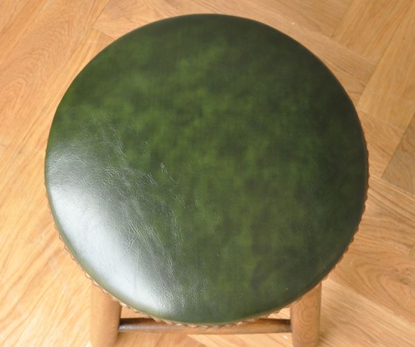 アンティーク風の椅子　アンティーク風　英国スタイルのクッション付、アンティーク風 スツール（緑）。クッションもしっかりしています。(y-110-c)