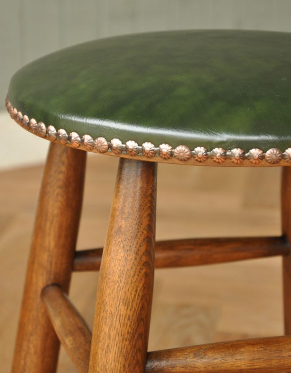 アンティーク風の椅子　アンティーク風　英国スタイルのクッション付、アンティーク風 スツール（緑）。お花のような鋲が並んでいます。(y-110-c)