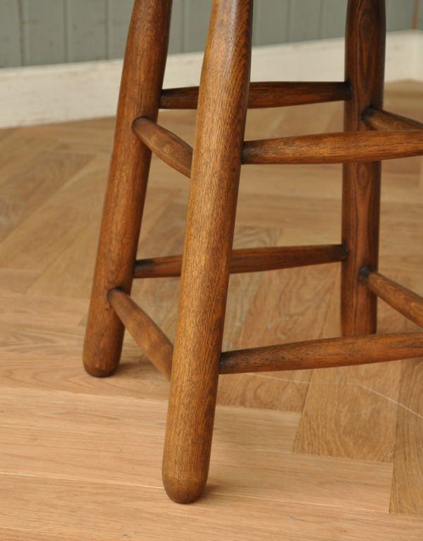 アンティーク風の椅子　アンティーク風　英国スタイルのクッション付、アンティーク風 スツール（緑）。男性の方でも安心してお掛けください。(y-110-c)