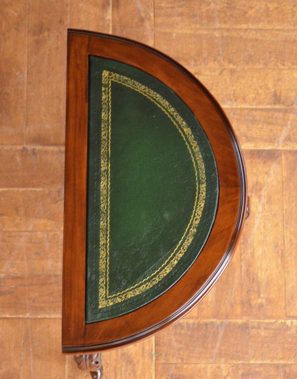 アンティーク風のテーブル　アンティーク風　アンティーク風 コンソール テーブル（Ｓ）。半円形の天板です。(y-144-f)