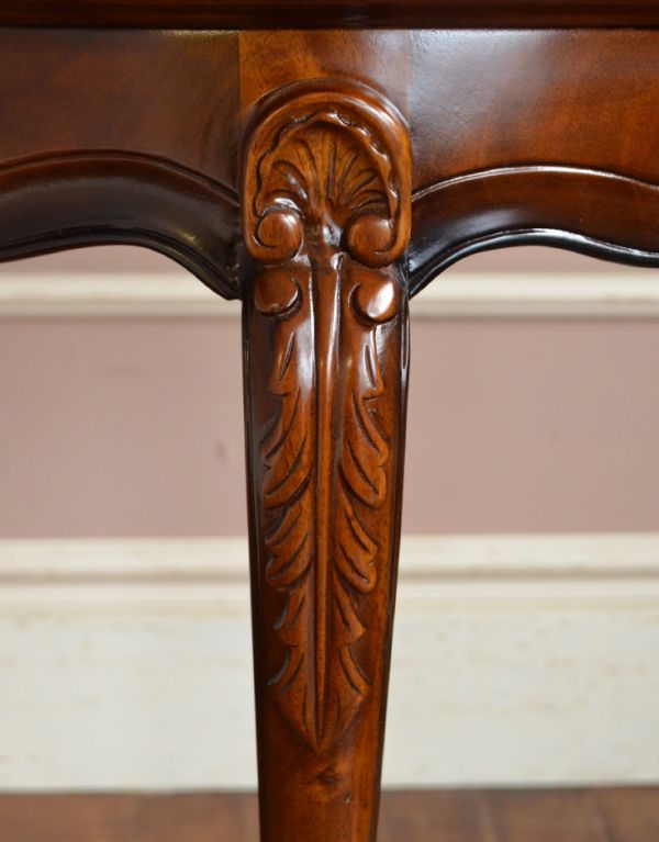 アンティーク風のテーブル　アンティーク風　アンティーク風 コンソール テーブル（Ｓ）。３本の脚には美しい彫りが付いています。(y-144-f)