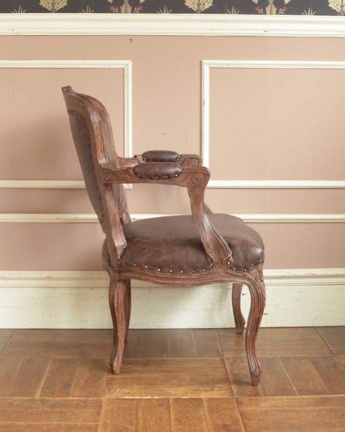 アンティーク風の椅子　アンティーク風　優雅な曲線とお花の彫りがエレガント、アンティーク 風 アームチェア 。横から見ても、美しいフォルム。(y-145-c)