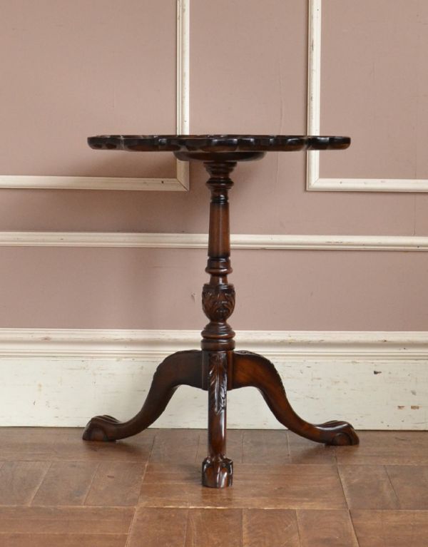 アンティーク風のテーブル　アンティーク風　どこでも置ける英国テイストのアンティーク風家具、ランプテーブル。高級感のある彫りのデザインと脚先の優雅なカーブが自慢のテーブルです。(y-146-f)