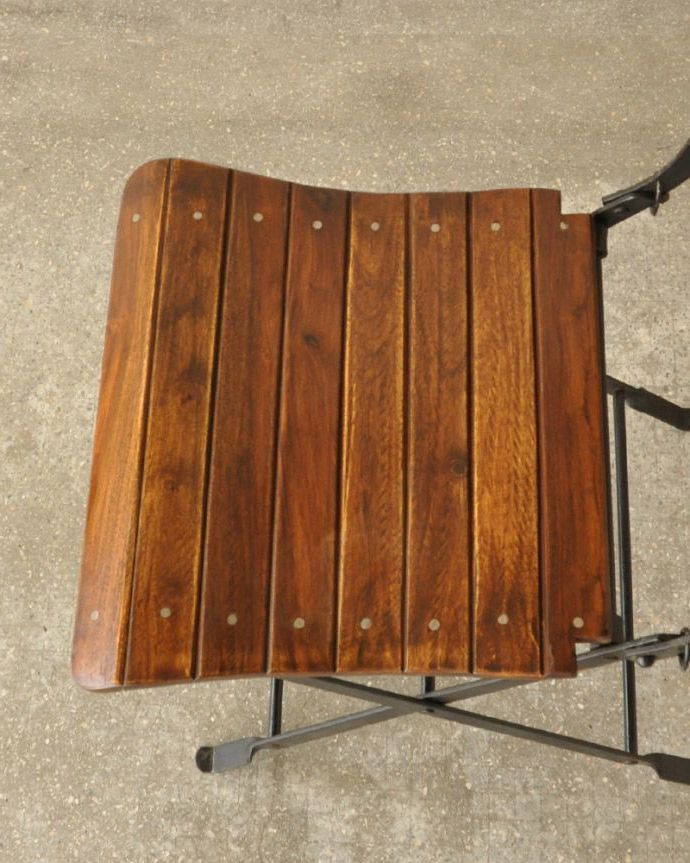 アンティーク風の椅子　アンティーク風　お庭やテラスを彩るアンティーク風の折りたたみガーデンチェア。木製の座面とても丈夫なシーシャムウッドを使った座面。(y-147-c)