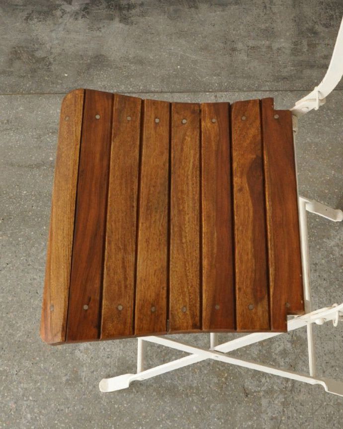 ガーデニング　アンティーク風　お庭やテラスを彩るアンティーク風の折りたたみガーデンチェア。木製の座面とても丈夫なシーシャムウッドを使った座面。(y-149-c)