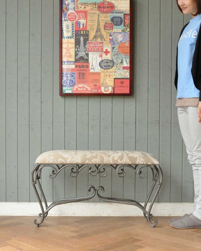 カブリオールレッグ　アンティーク風　アイアンフレーム　ネコ足ロングスツール　ベージュ。飾っても使っても楽しめる椅子です。(y-151-c)