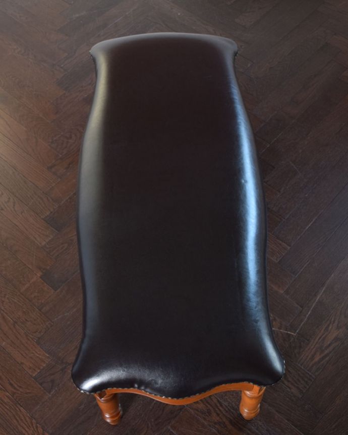 アンティーク風の椅子　アンティーク風　ブラックの座面がシックなアンティーク調ロングベンチ。フェイクレザーを使用したシックな座面です。(y-153-c)